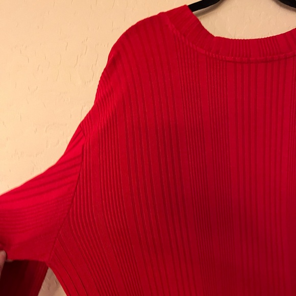 St. Johnβs Bay Woman Red Ribbed Knit l/s V/Neck Top - Picture 4 of 10